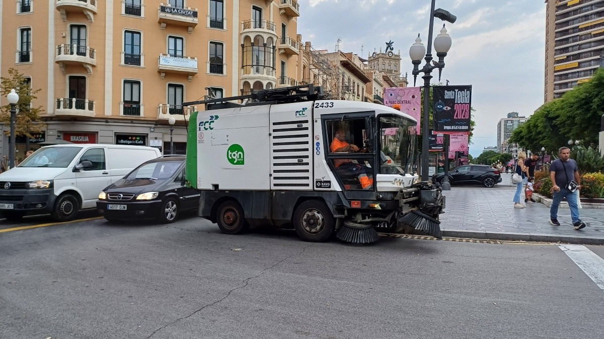 Imatge d'un vehicle de la neteja a la Rambla Nova de Tarragona.