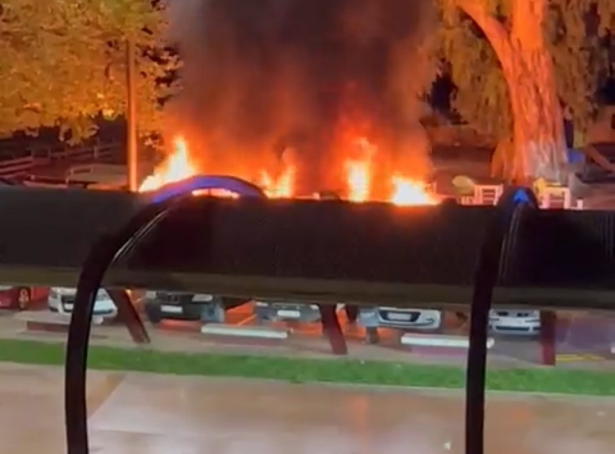 Imatges de l'incendi dels cotxes esta matinada a Jesús captades per un veí del municipi 