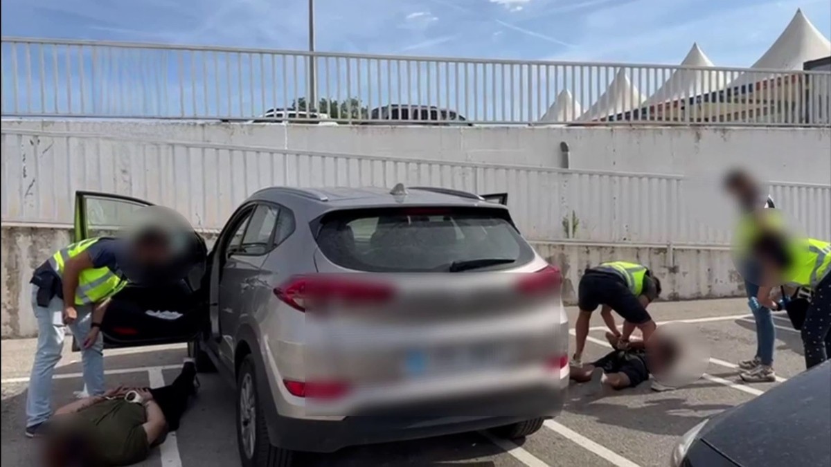 Els agents de la Policia Nacional van detenir els suposats assassins a l'aparcament de Carrefour Tarragona.