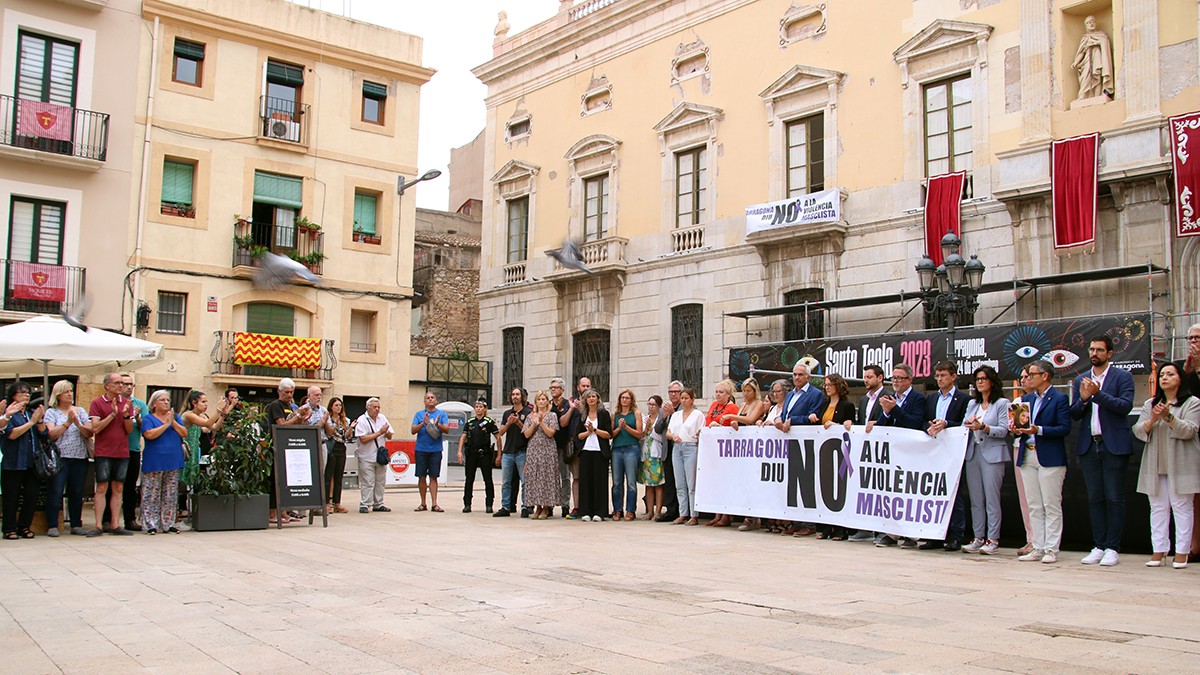 La consellera d'Igualtat i Feminismes, Tània Verge, acompanyada de l'alcalde de Tarragona, Rubén Viñuales, entre altres autoritats al minut de silenci per condemnar la mort d'una dona presumptament per la seva parella al municipi.