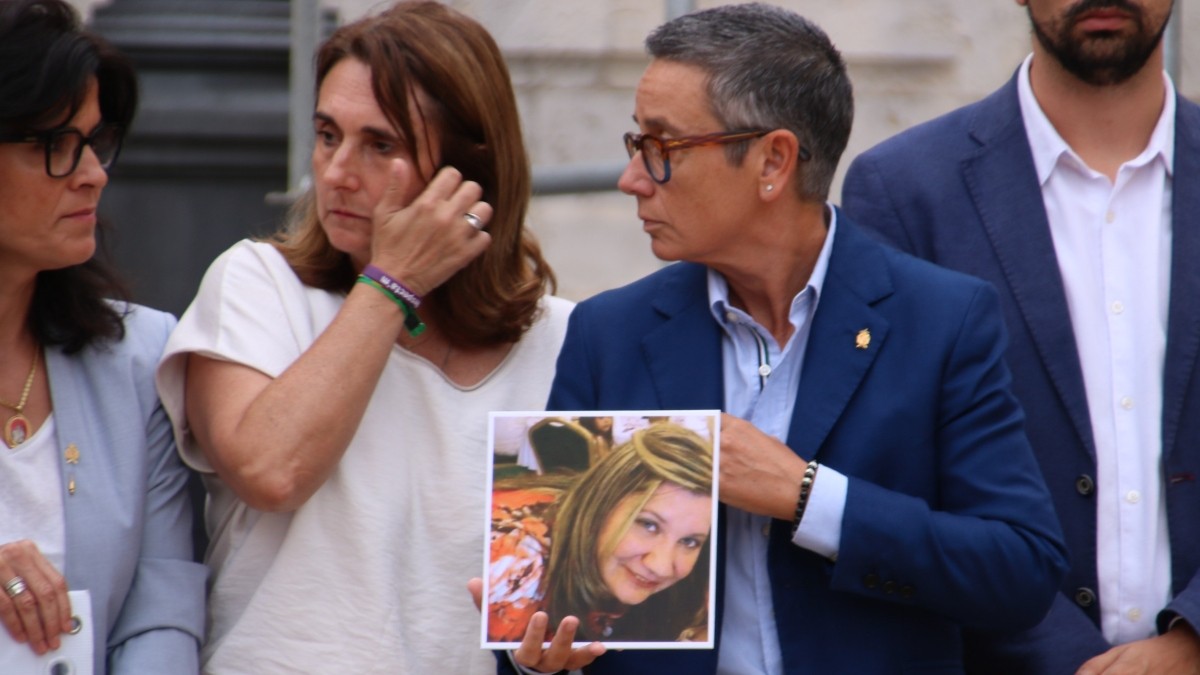 La fotografia de la Laura, la dona assassinada a Tarragona, s'ha mostrat durant el minut de silenci a la plaça de la Font.