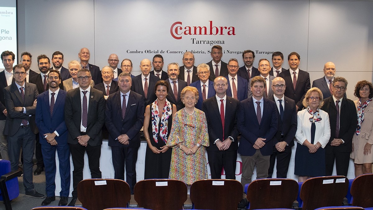 Laura Roigé, reelegida presidenta de la Cambra de Tarragona, en la foto de família amb autoritats, empresaris i representants del port i de la URV, entre altres, en el ple de constitució de la nova corporació.