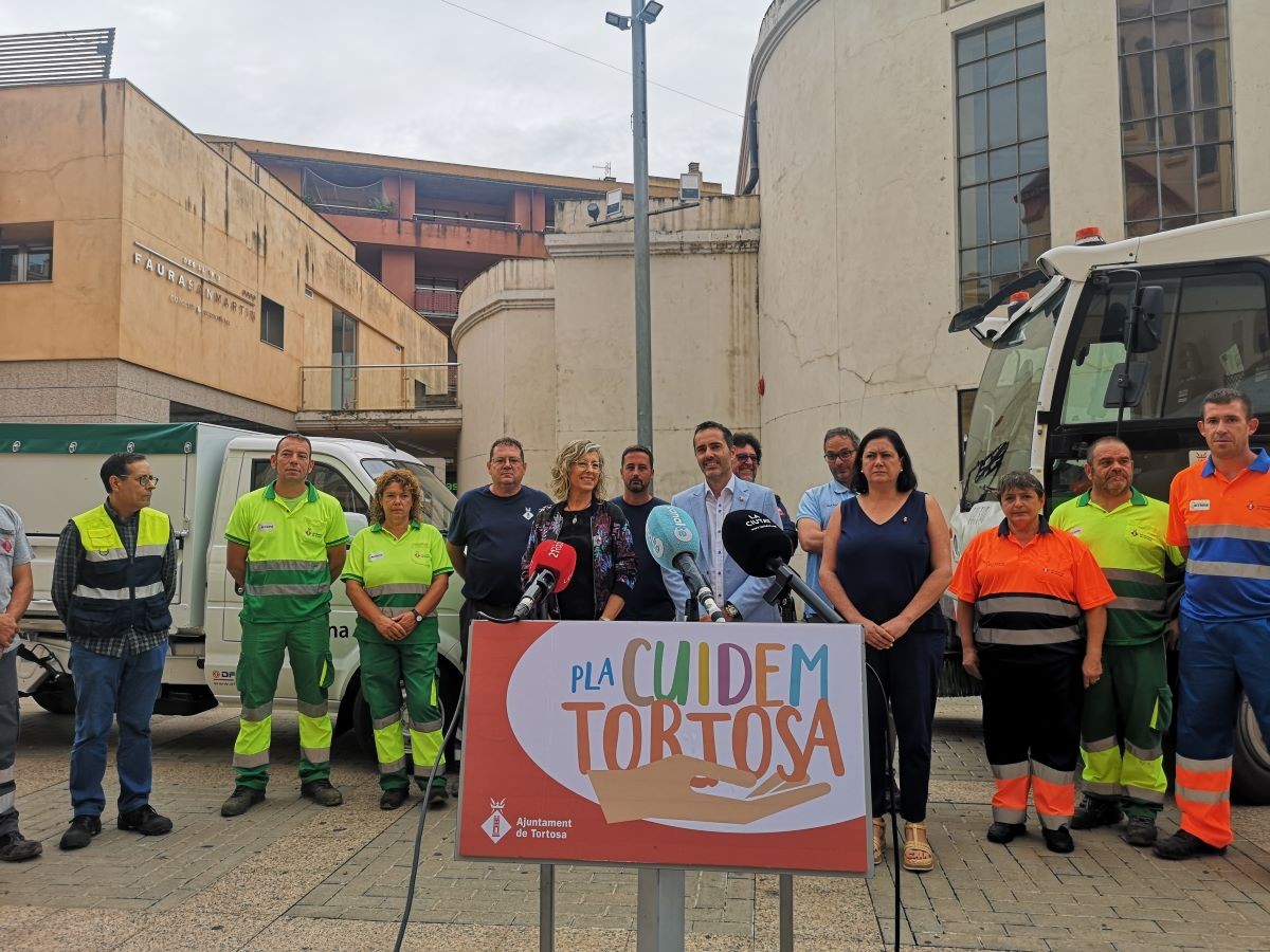 L'alcalde de Tortosa, Jordi Jordan, i les regidores Mar Lleixà i Sònia Rupérez amb agents de la brigada municipal