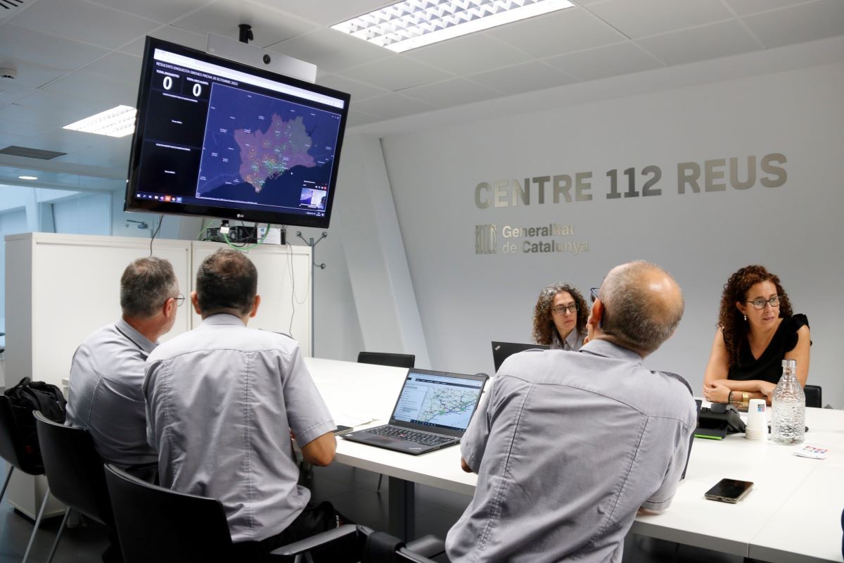 Imatge de tècnics de Protecció Civil durant el simulacre de prova de sirenes des de l'edifici 112 de Reus  