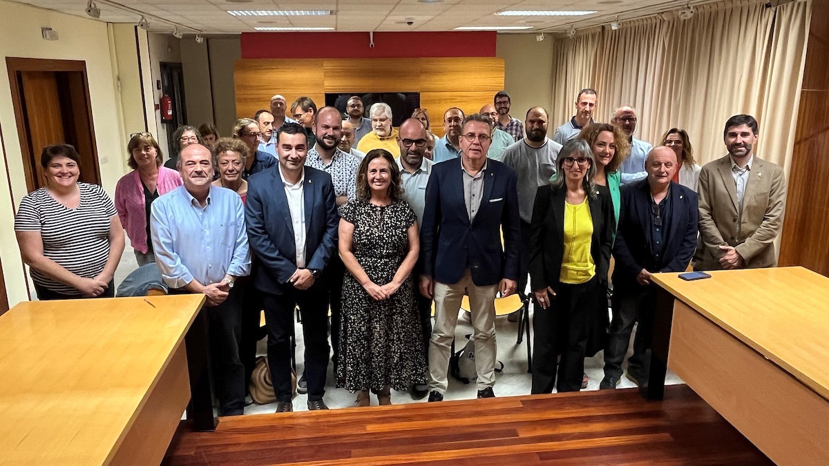 Joan Talarn amb els alcaldes i alcaldesses del Pirineu, aquest dimecres a Tremp