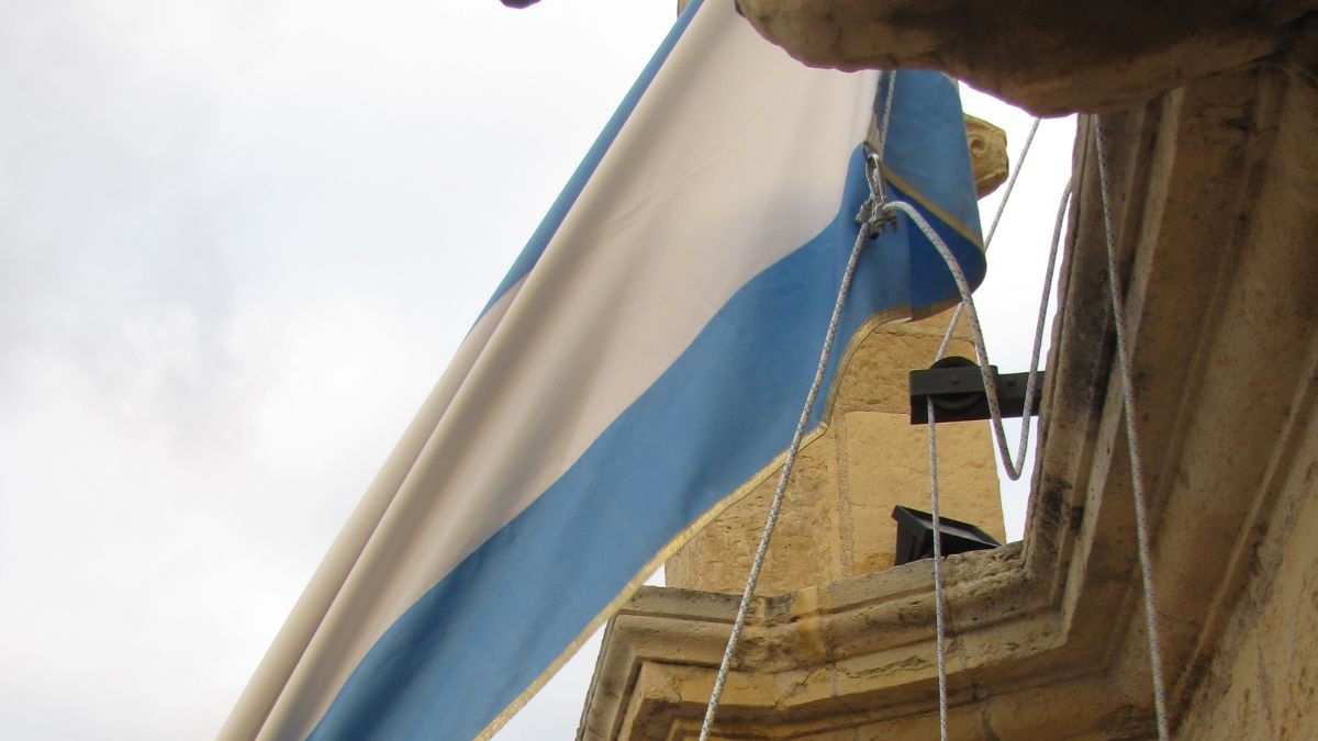 La bandera mariana oneja al Campanar de la Prioral de Reus.