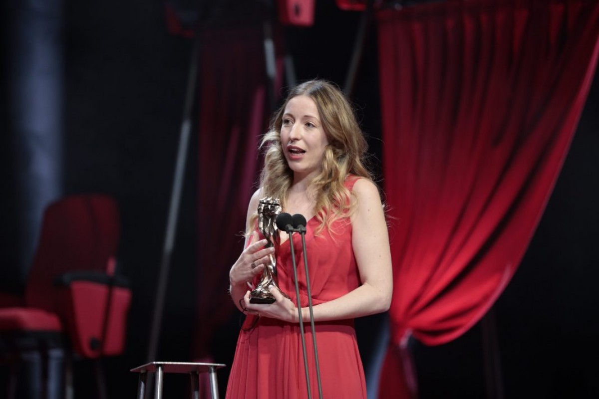 La cineasta Pilar Palomero recollint el Premi Gaudí per la seua premiada opera prima, 
