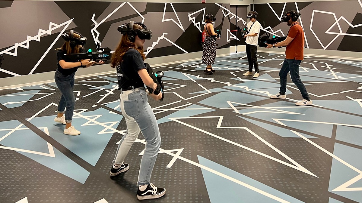 Usuaris provant la nova atracció de realitat virtual en lliure moviment de PortAventura.