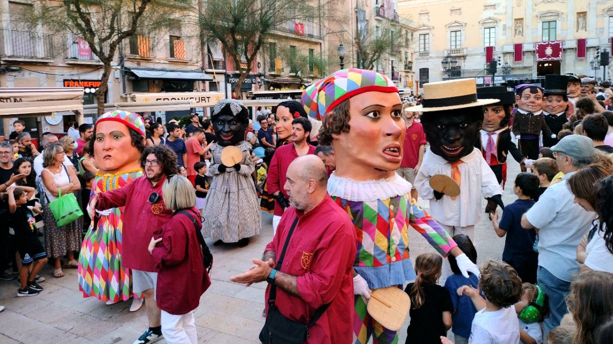 Els Nanos Vells, en un moment de la Cercavila, a les festes majors de Tarragona.