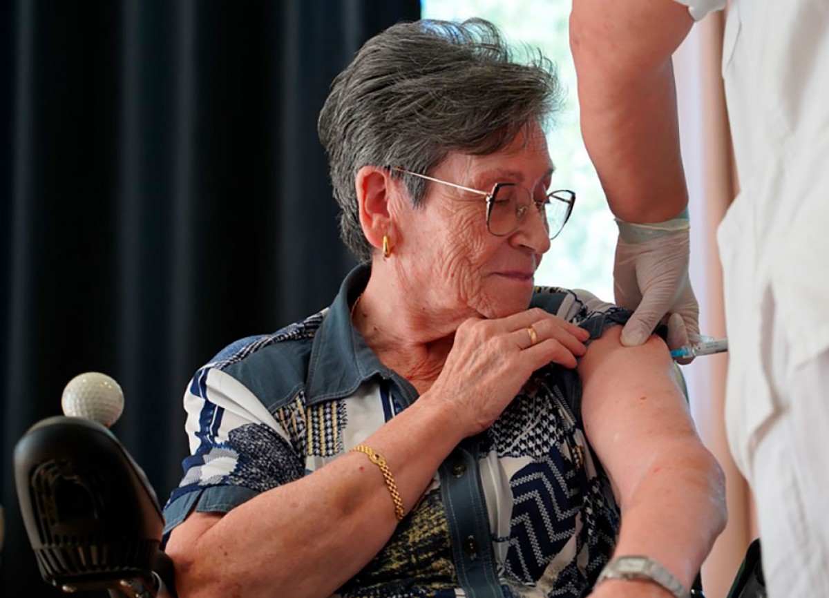 La Montse, una de les primeres vacunades d'enguany a l'Ebre en la campanya conjunta de grip i covid.