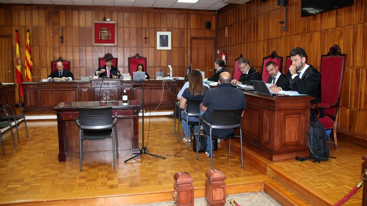 Imatge del judici, amb els tres acusats d'esquenes, que se celebra a l'Audiència de Tarragona.