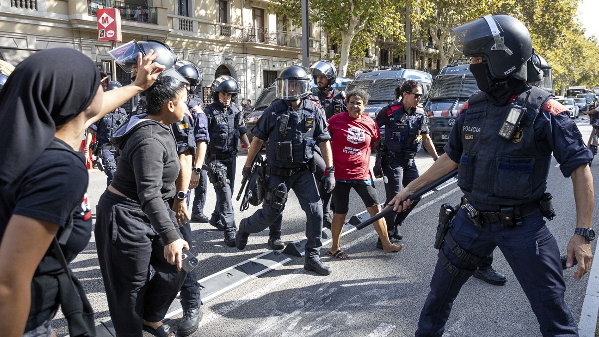 Protesta davant els Mossos contra un desnonament a Barcelona