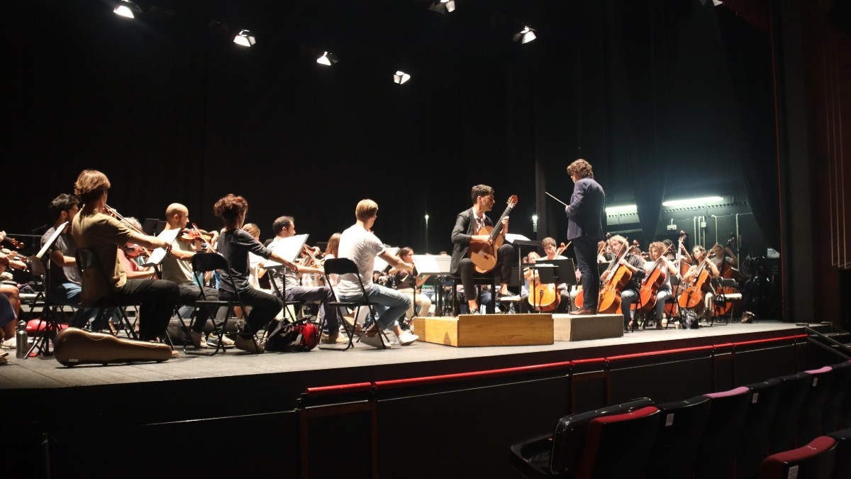 La Franz Schubert Filharmonia, acompanyada del guitarrista Milos Karadaglic i el director Tomàs Grau durant un assaig al Teatre de Tarragona.