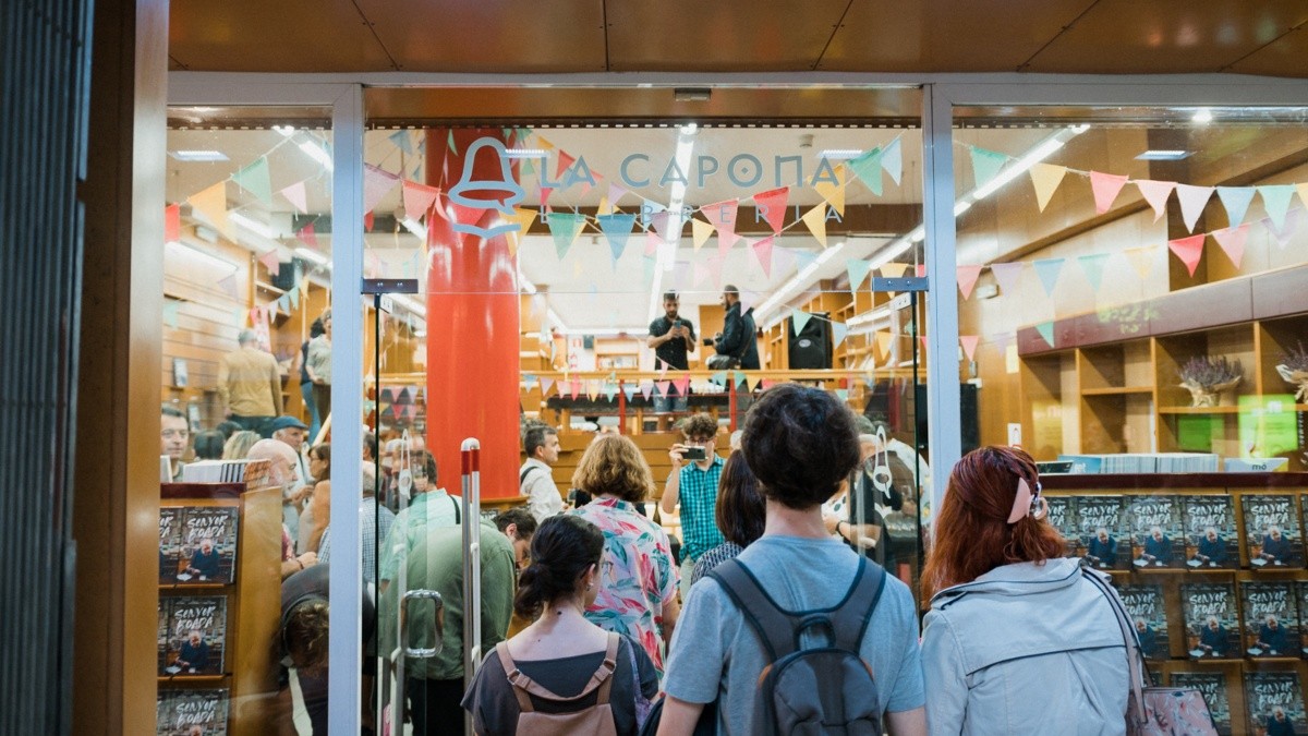 Imatge de la reobertura de la llibreria La Capona el 19 d'octubre de 2022.