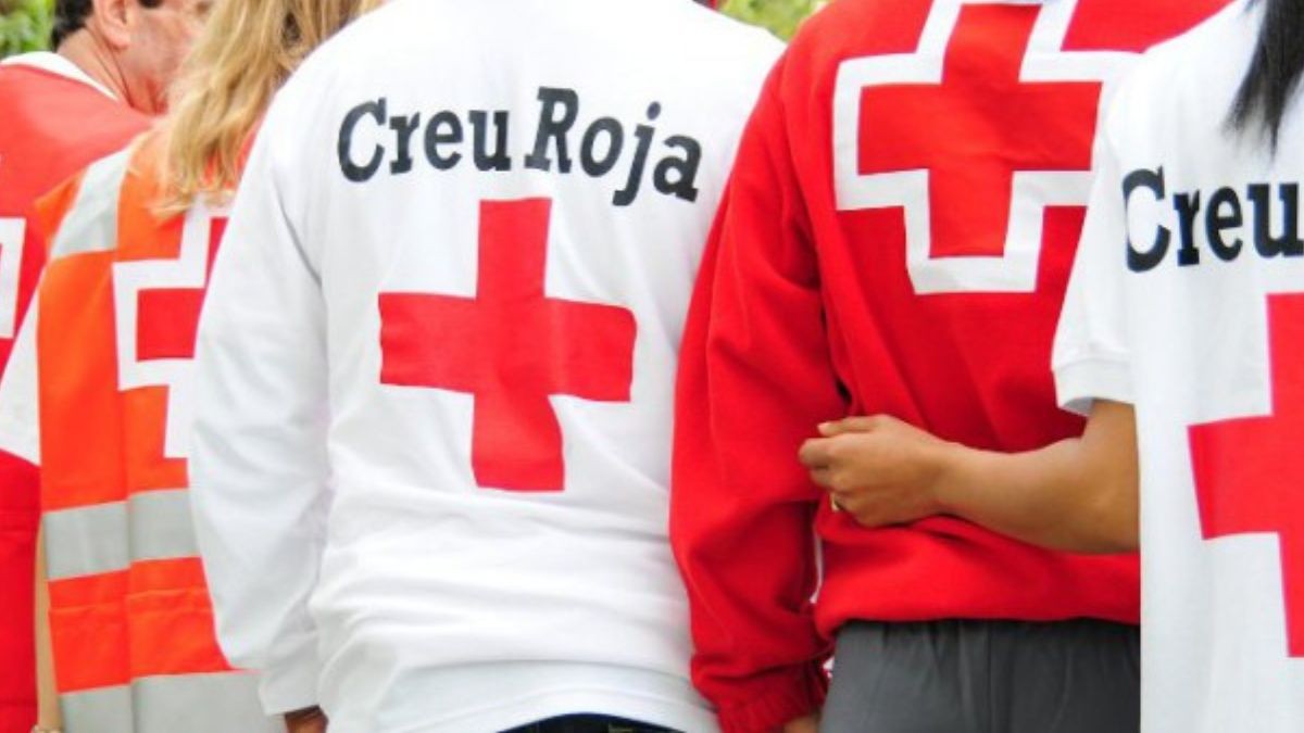 Membres de Creu Roja assistint en l'arribada de refugiats a l'Estat