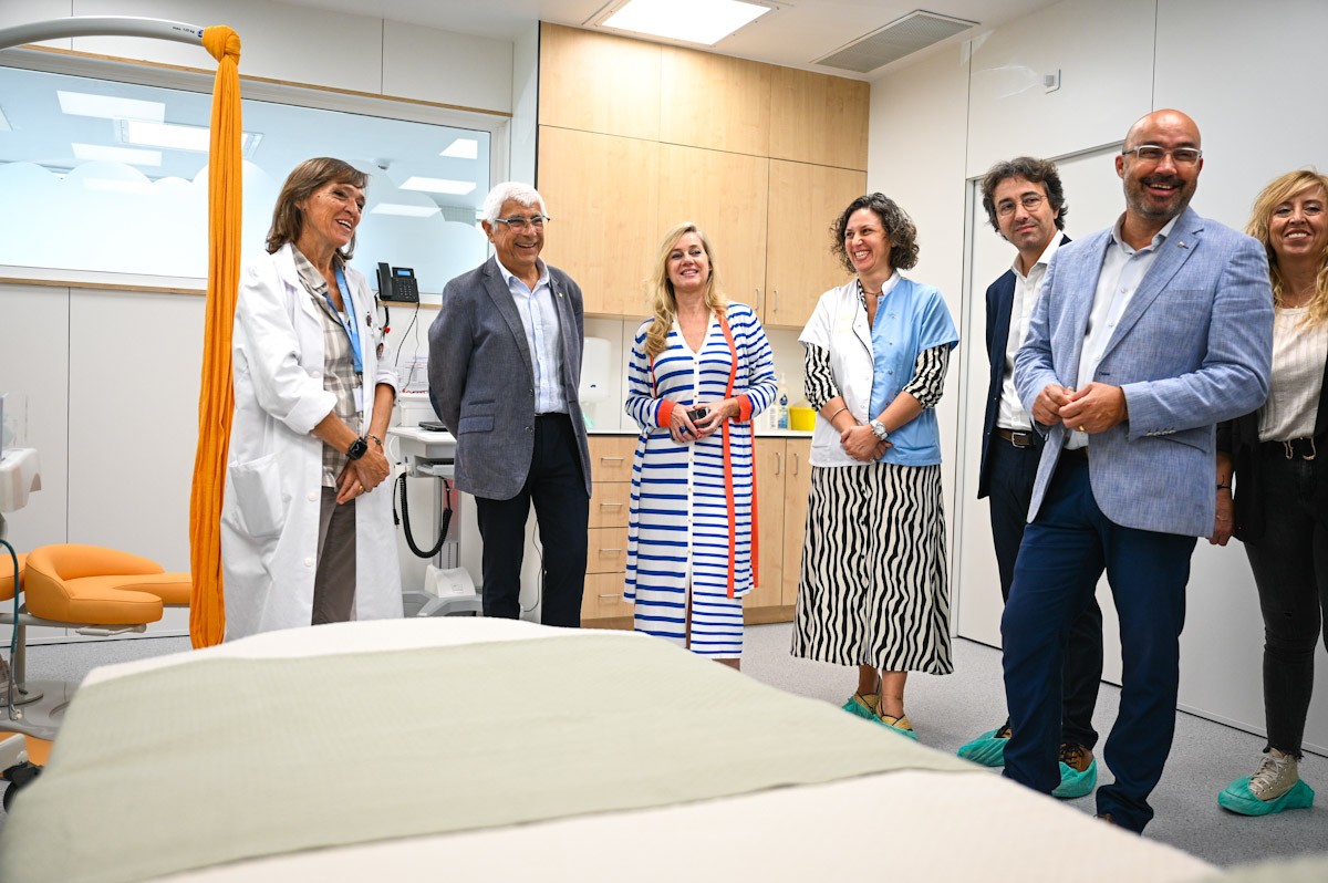 El conseller de Salut, Manel Balcells, acompanyat d'altres autoritats i responsables del centre hospitalari, durant la inauguració de la nova sala de parts de l'Hospital Comarcal de Móra d'Ebre 