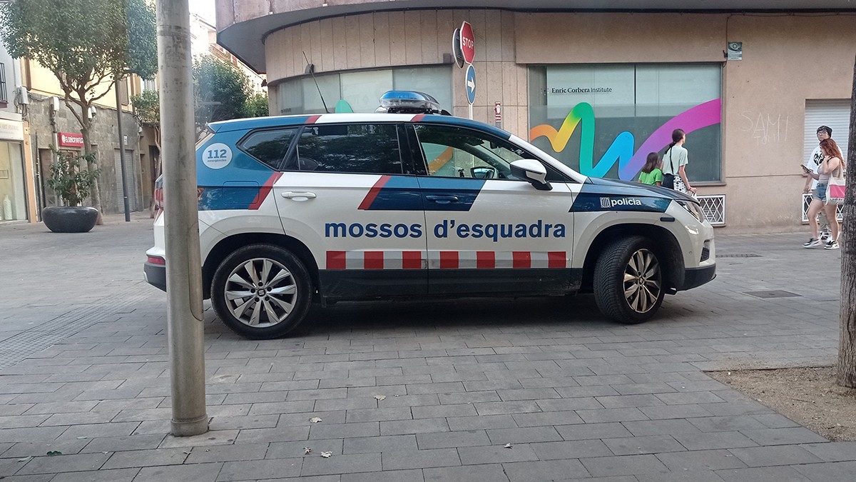 Un vehicle de Mossos a la plaça del Doctor Guardiet
