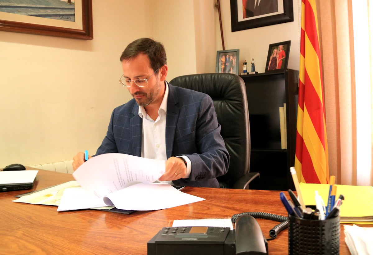 L'alcalde de Móra d'Ebre, Rubén Biarnés, signant documents al seu despatx  