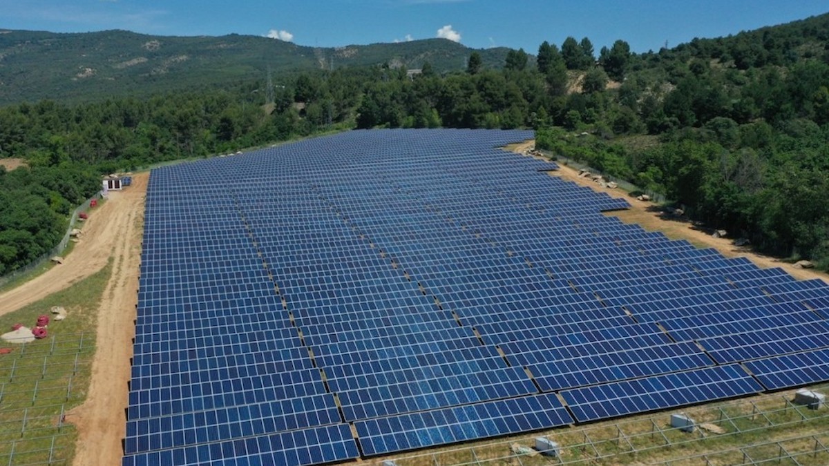 Imatge aèria d'una planta fotovoltaica prop de la presa de la Talarn