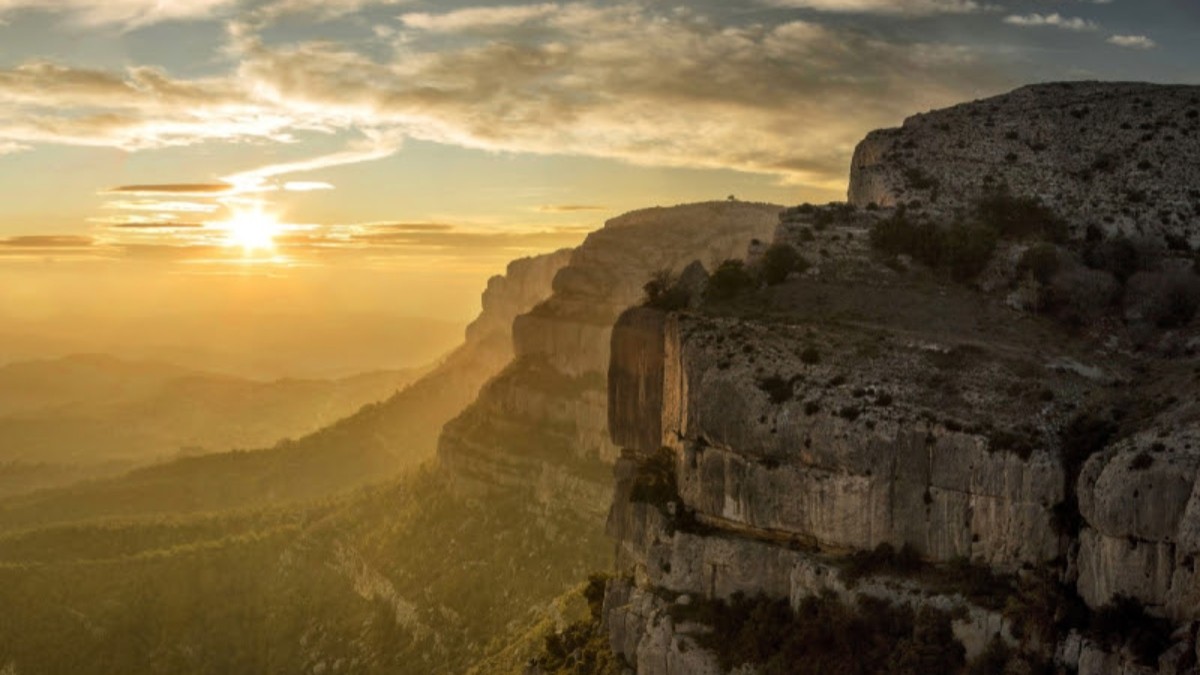 El Parc Natural de la Serra de Montsant té una superfície de 9.242 hectàrees.