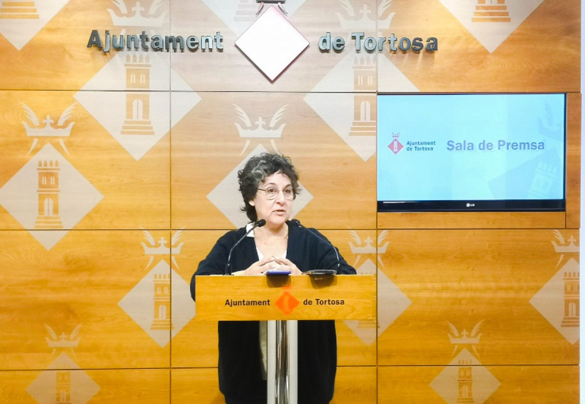 La regidora d'hisenda,  Maria Jesús Viña en roda de premsa per explicar els detalls de la modificació pressupostària a l'Ajuntament de Tortosa 