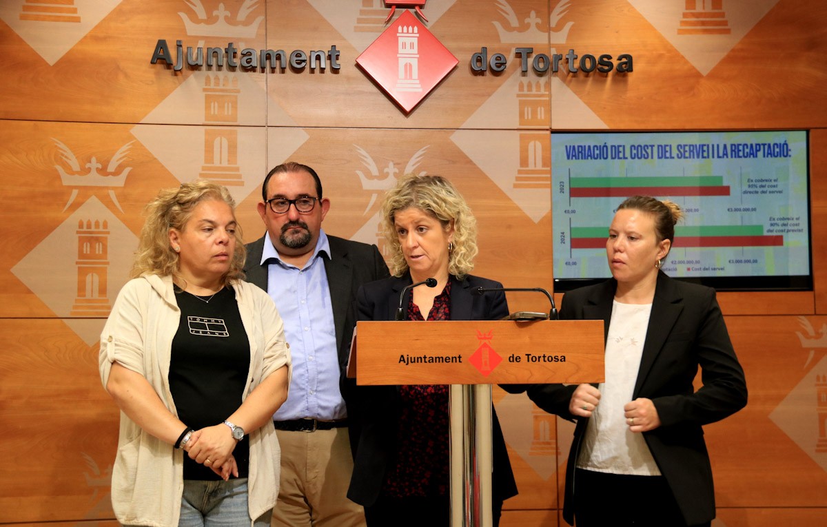 Meritxell Roigé, portaveu de Junts per Tortosa, i altres regidors del grup roda de premsa  