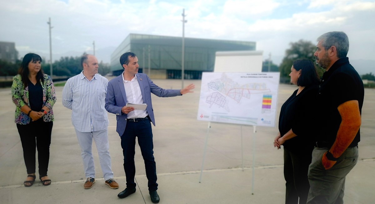 L'alcalde de Tortosa, Jordi Jordan presenta el nou pla de neteja dels embornals a la ciutat 