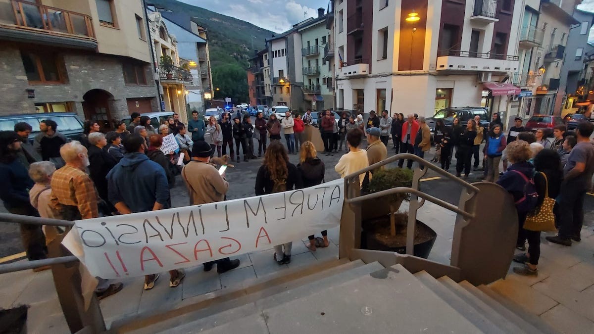 Els manifestants es van concentrar davant l'Ajuntament de Sort