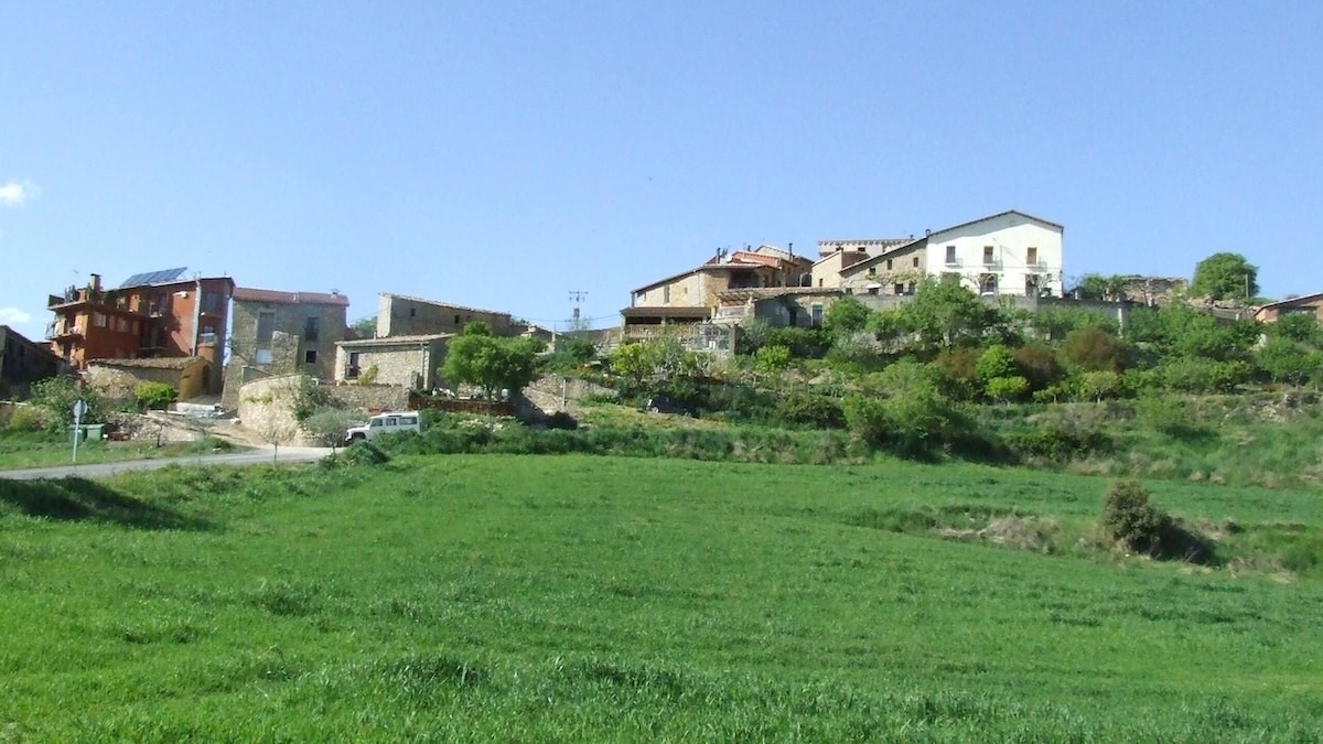 Imatge del poble de Torallola on han aparegut unes restes òssies