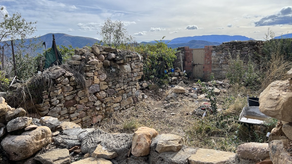 Zona de pati i horts de Torallola on es van trobar les restes cadavèriques d'una dona