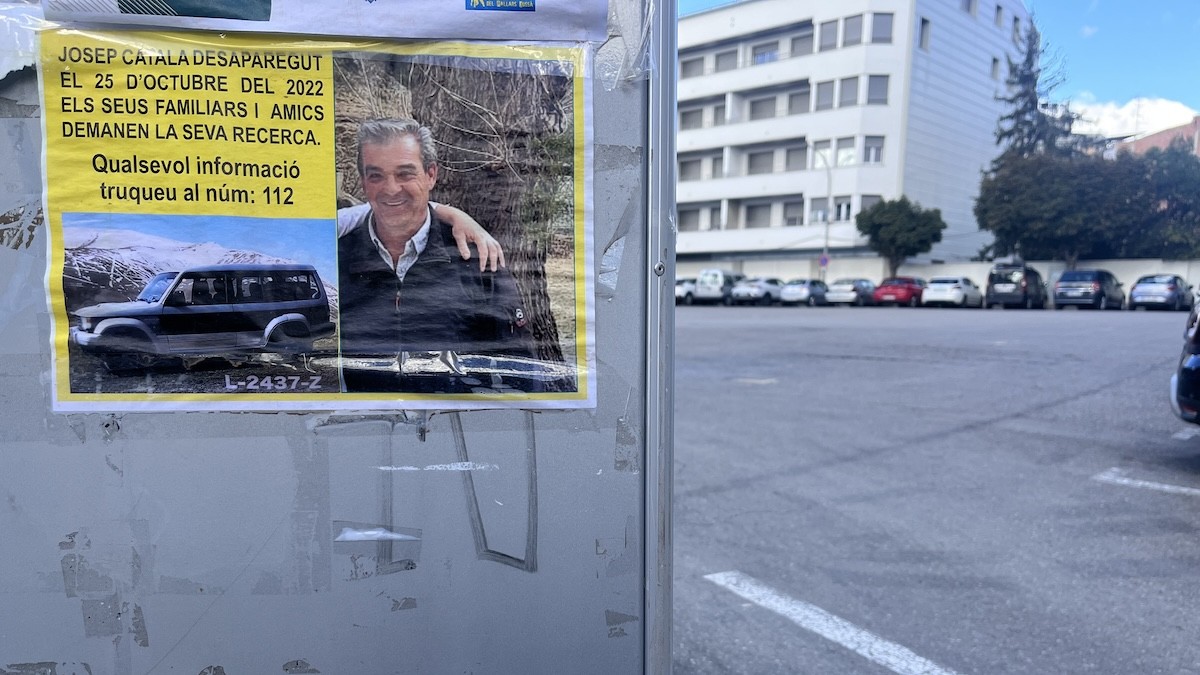 Un cartell amb la imatge de Josep Català i el seu vehicle