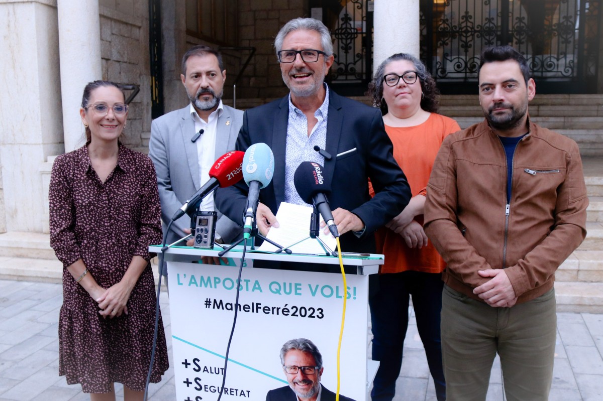 Roda de premsa del cap de l'oposició a Amposta, Manel Ferré i la resta de l'equip de Junts per Amposta 