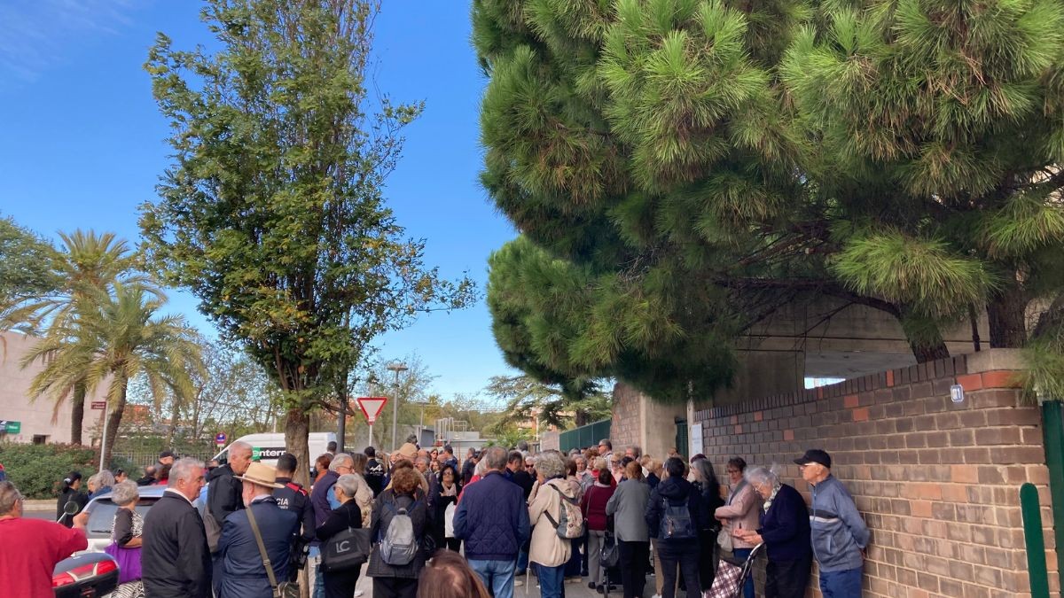 Més d'un centenar de persones s'han concentrat davant de la Residència i Centre de Dia de Gent Gran de Reus aquest divendres 27 d'octubre al matí