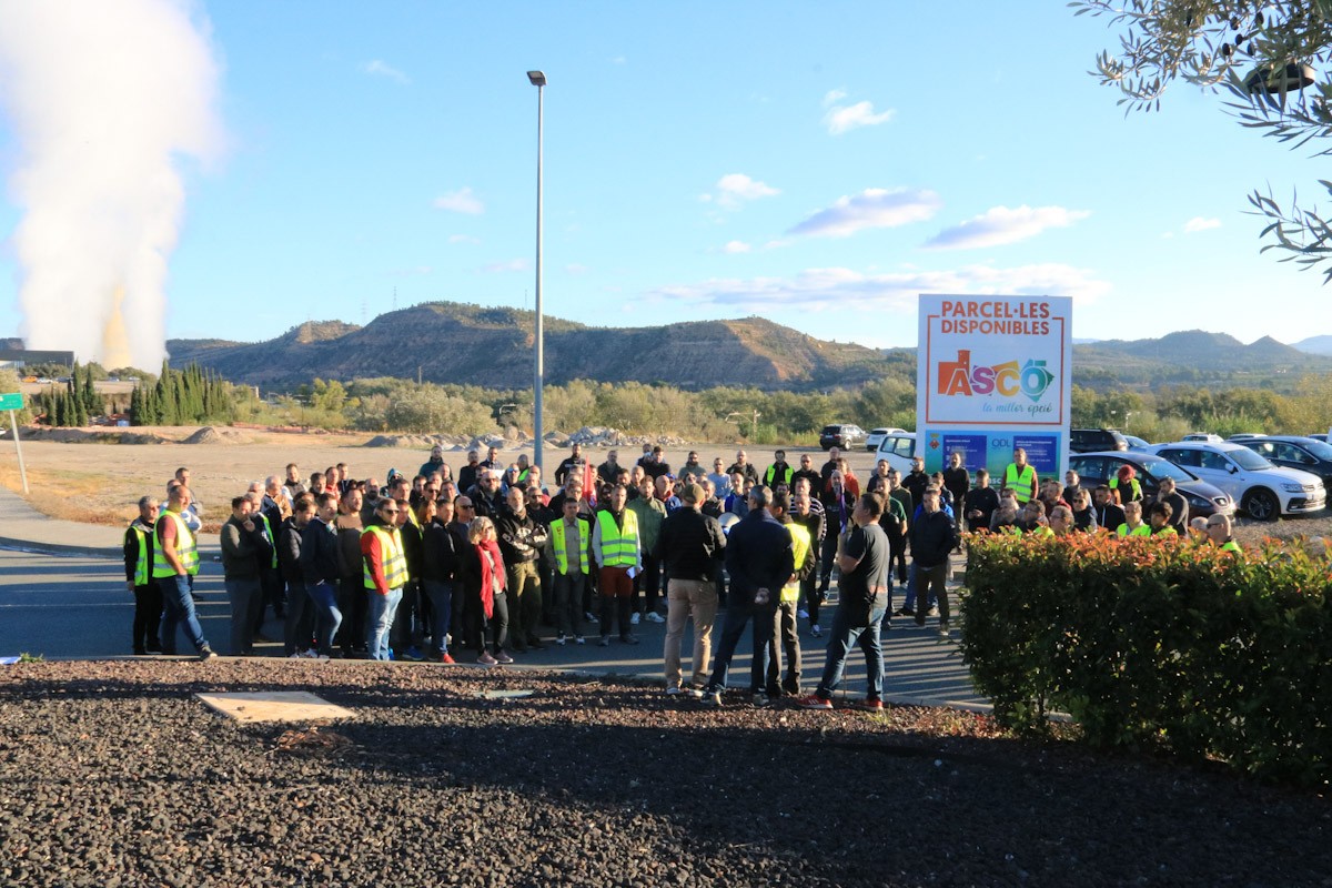 Treballadors de les nuclears protesten a les portes d'Ascó per exigir mantenir els llocs de feina durant els desmantellaments 