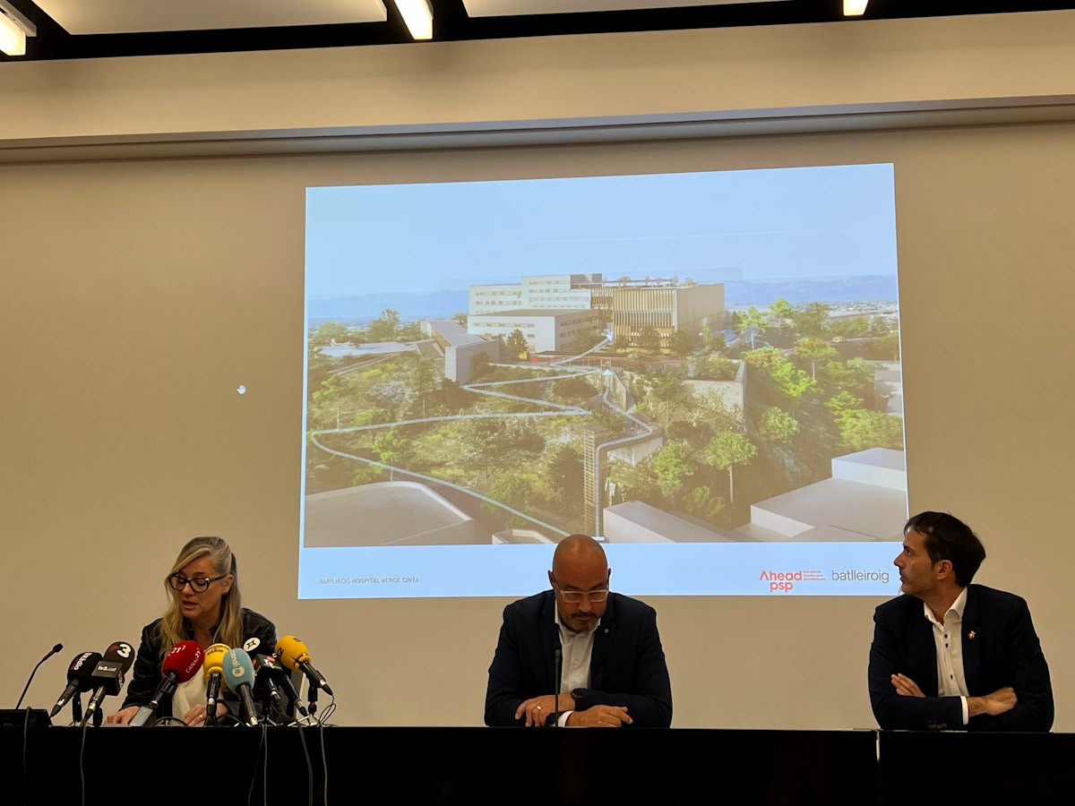 La delegada de Salud, Íngrid Roca, el delegat del Govern, Albert Salvadó, i l'alcalde de Tortosa, Jordi Jordan en la presentació del nou edifici de l'HTVC  