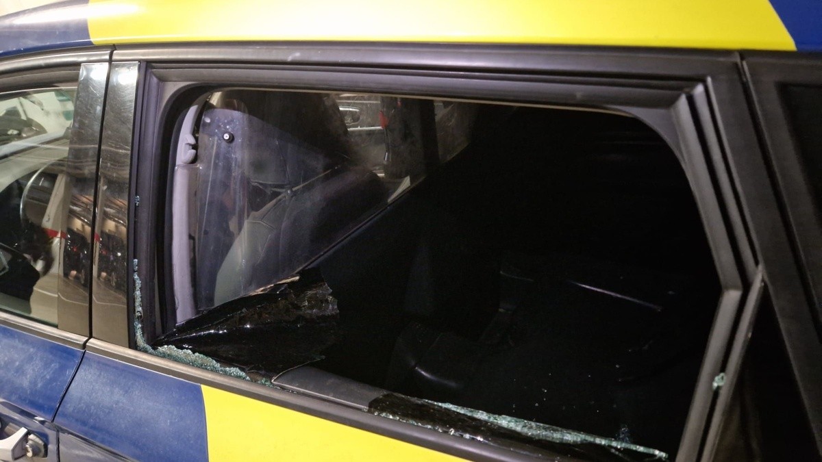 Imatge del vehicle de la Policia Local de Torredembarra amb la finestra destrossada.