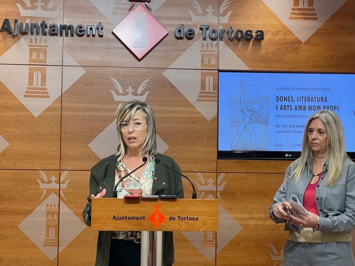 La regidora de cultura, Mar Lleixà i la directora de la biblioteca de Tortosa, Irene Prades presentant les Jornades Literàries 