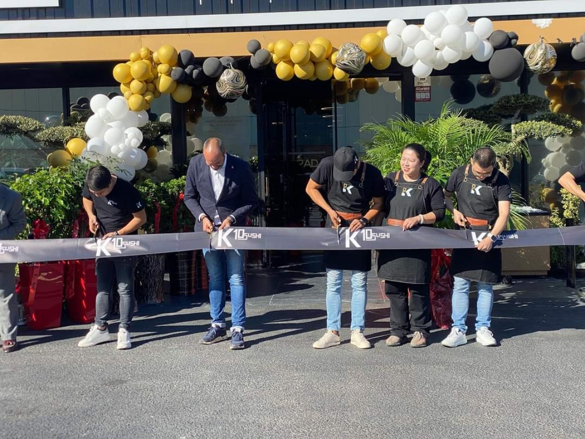 L'alcalde de Roquetes, Ivan Garcia Magí inaugurant el nou restaurant de Sushi a Roquetes 