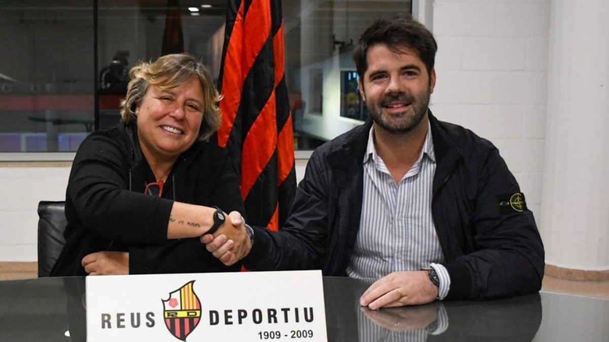 La president del Reus Deportiu, Mònica Balsells, fa una encaixada de mans amb Ramon Margalef.