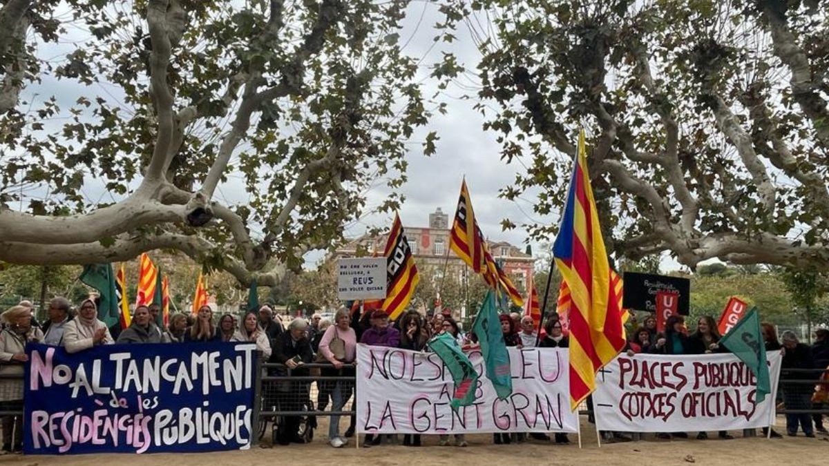 Sindicats i ciutadania s'han concentrat aquest dijous 9 de novembre davant el Parlament de Catalunya