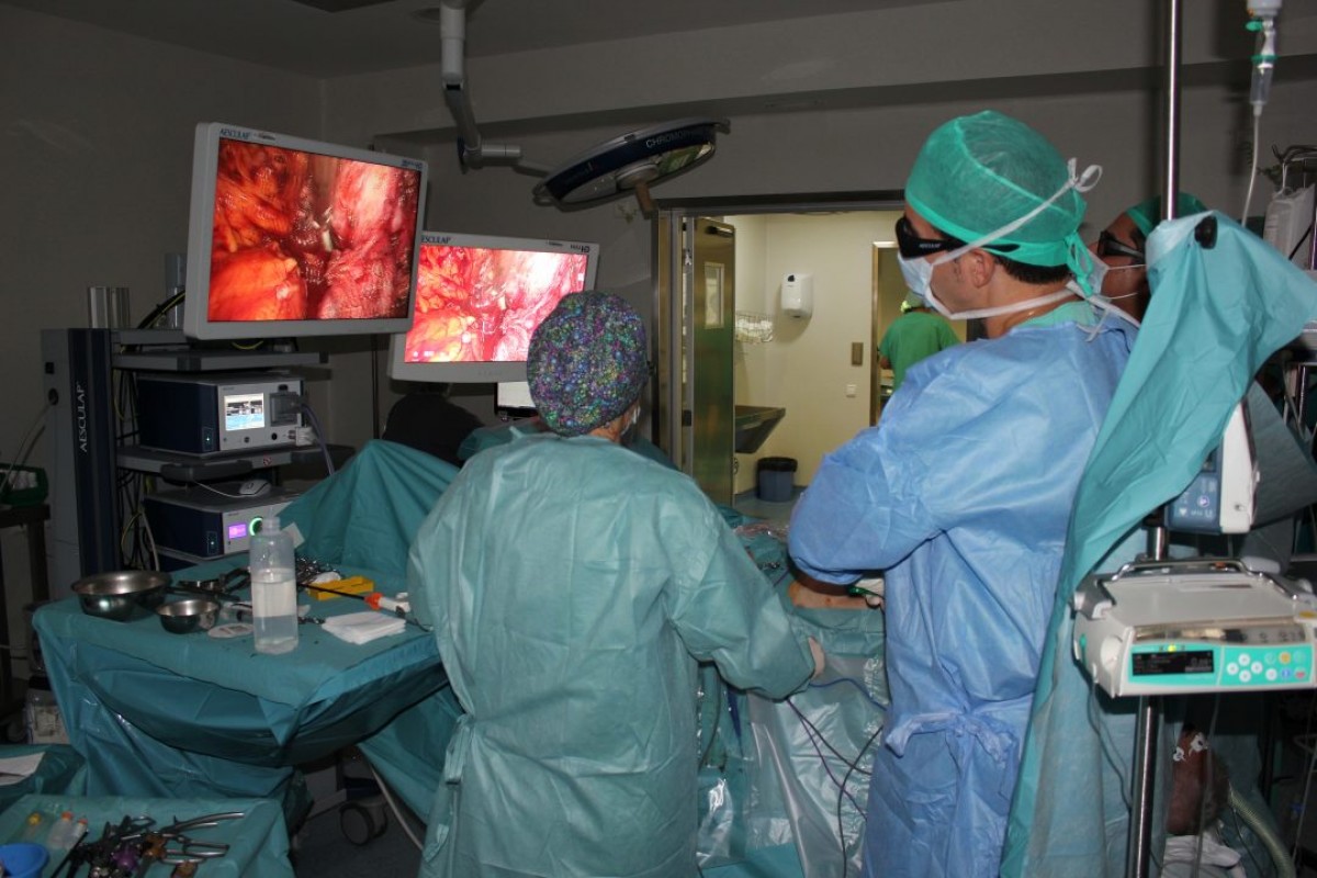 El cap d'Urologia del Hospital Verge de la Cinta, el doctor Daniel Rodezno amb la resta de  l'equip de quiròfan 