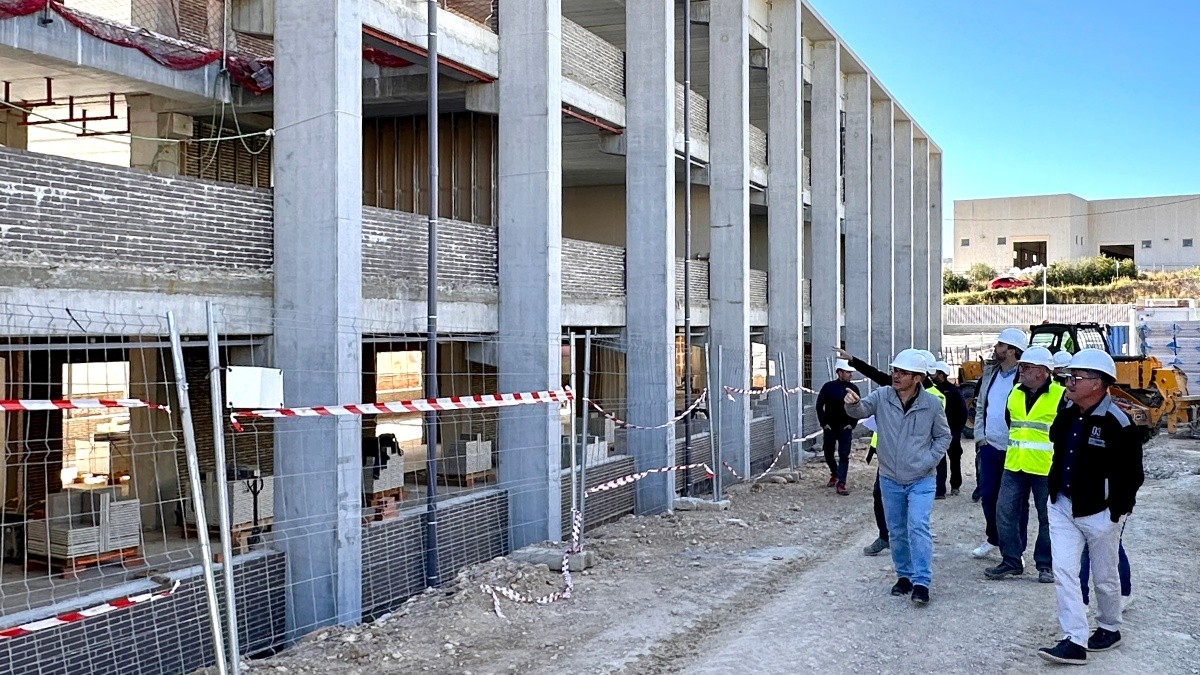 Imatge de l'estat actual de les obres del nou edifici de l'Institut Roda de Berà.