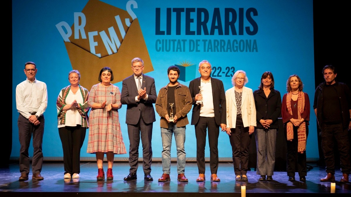 Foto de família dels guanyadors dels Premis Literaris Ciutat de Tarragona 2023.