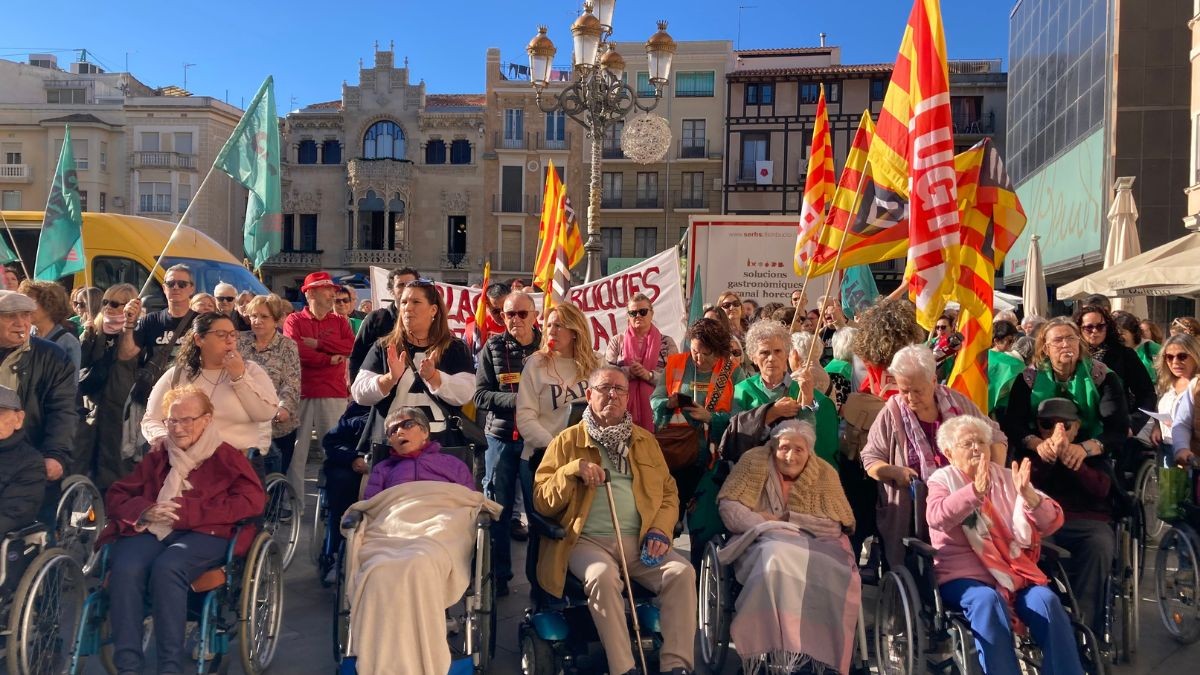 Unes 200 persones s'han concentrat aquest divendres 17 de novembre per frenar el tancament de la residència de gent gran de Reus