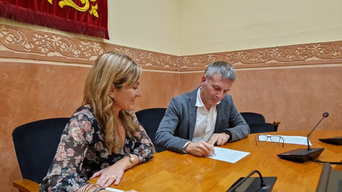 Xavier Corbera (ERC) signa l'acord amb el PSC