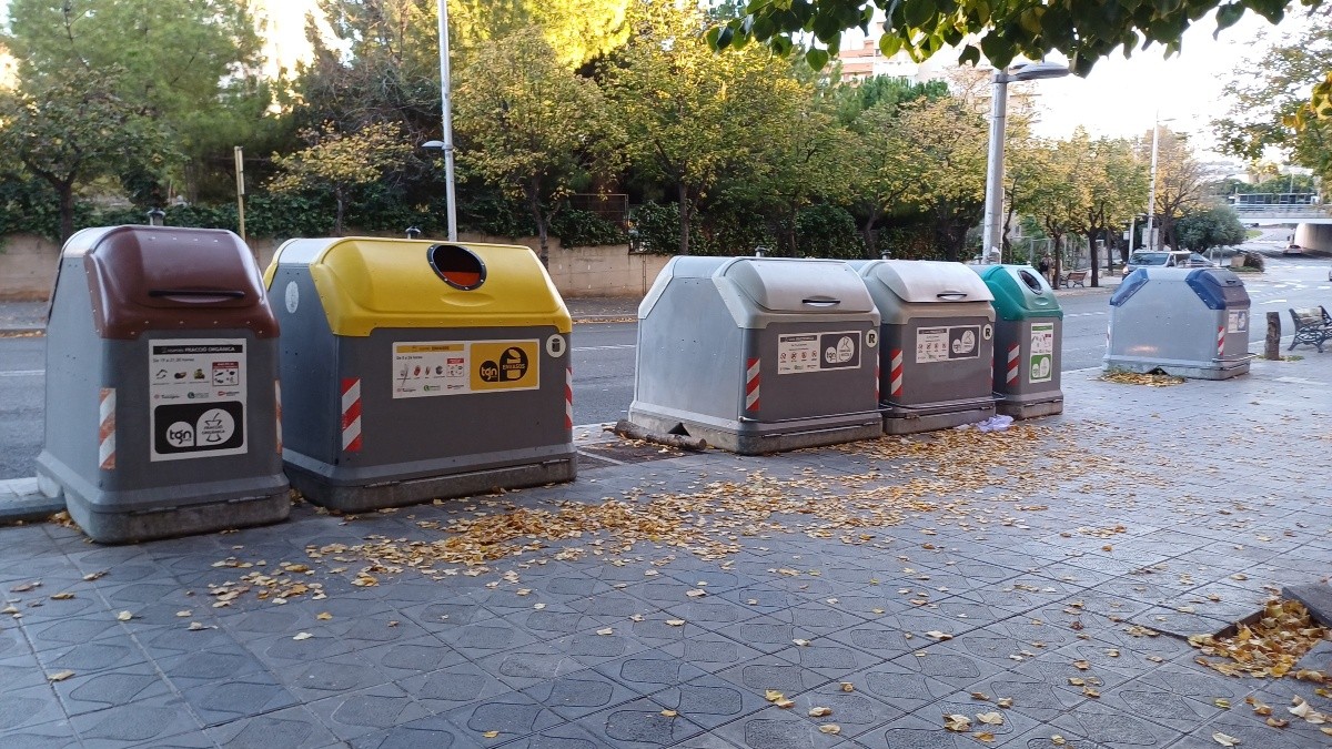Imatge d'una illa de contenidors de recollida selectiva al carrer Vidal i Barraquer de Tarragona.