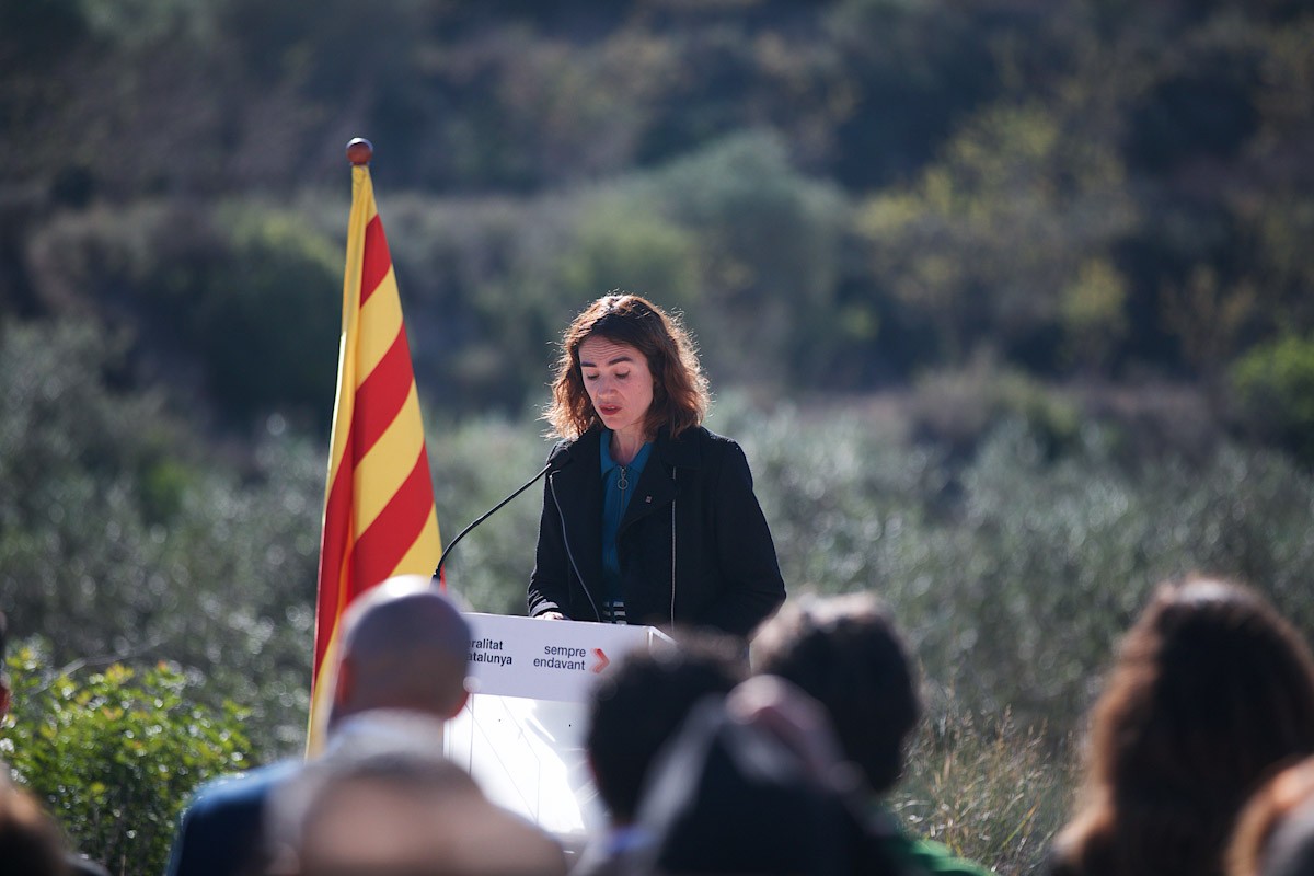 La consellera de Justícia, Drets i Memòria, Gemma Ubasart, durant la inauguració d'una nova placa al Memorial de les Camposines