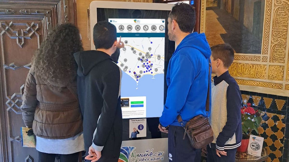 Turistes utilitzant el dispositiu iUrban en una població espanyola