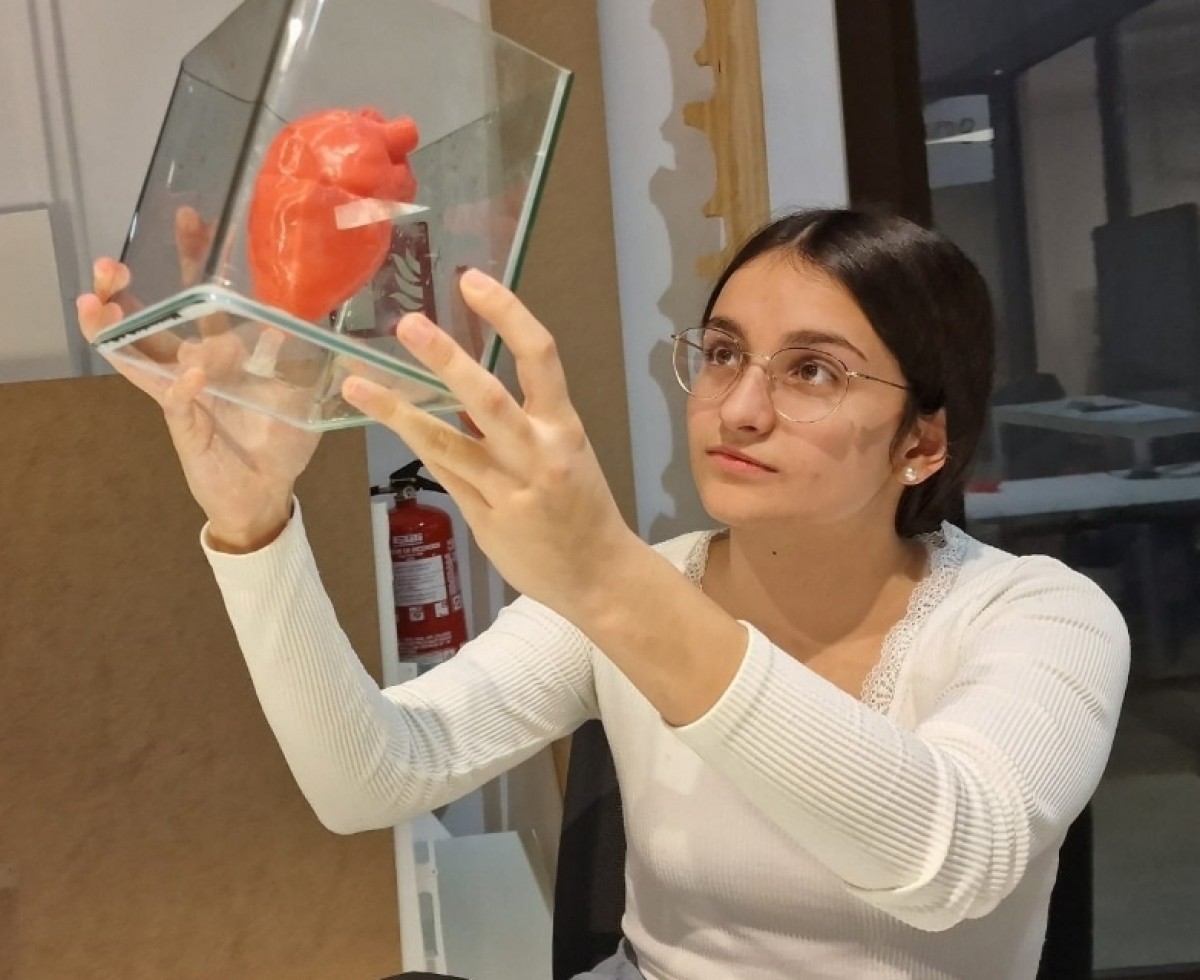 Èrika Espinós, estudiant de l’Institut de Roquetes que està treballant en una simulació d’un cor anatòmic humà