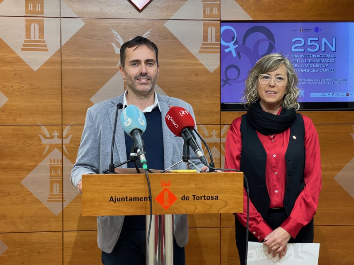La regidora d'Igualtat, Mar Lleixà i l'alcalde de Tortosa en roda de premsa